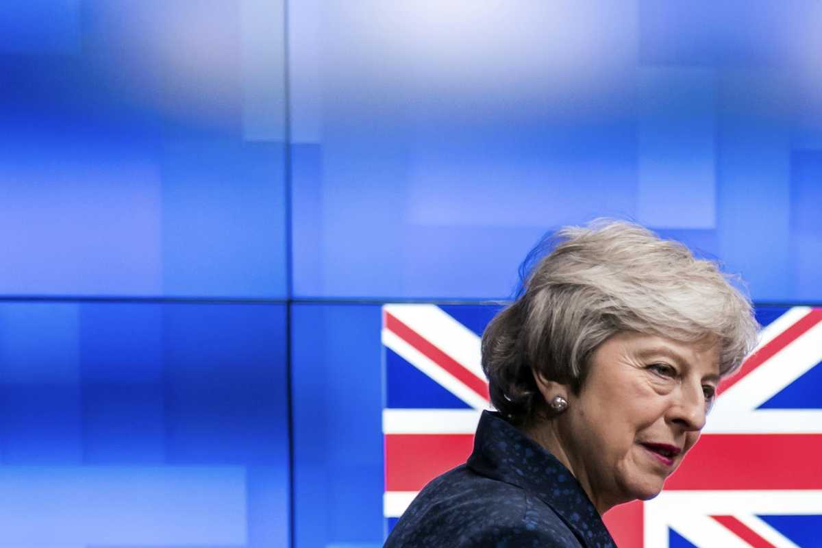 La Brexit è un caos. Via due ministri ma la May tira dritto