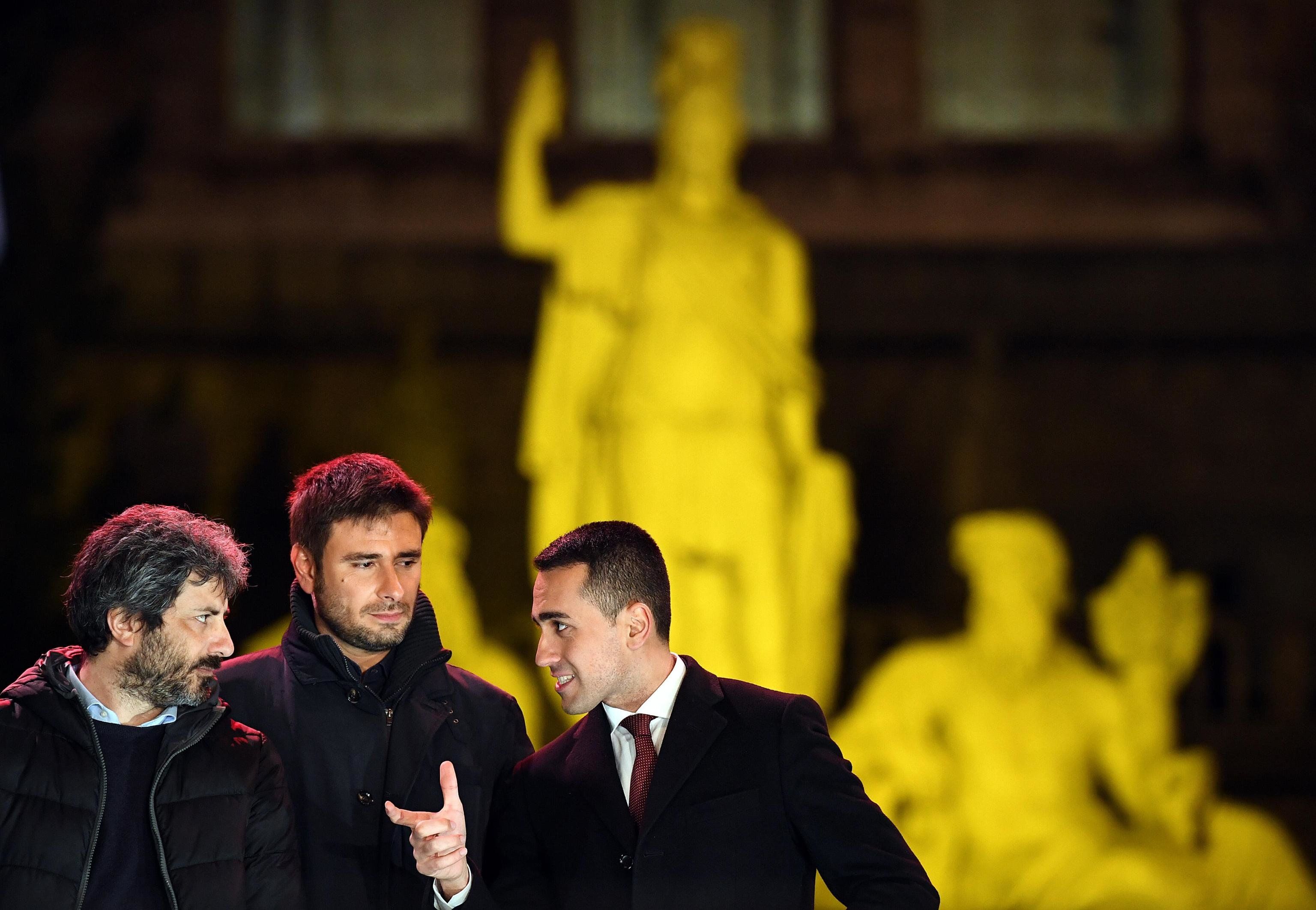 Il M5s salva la faccia e dà la caccia ai giornali