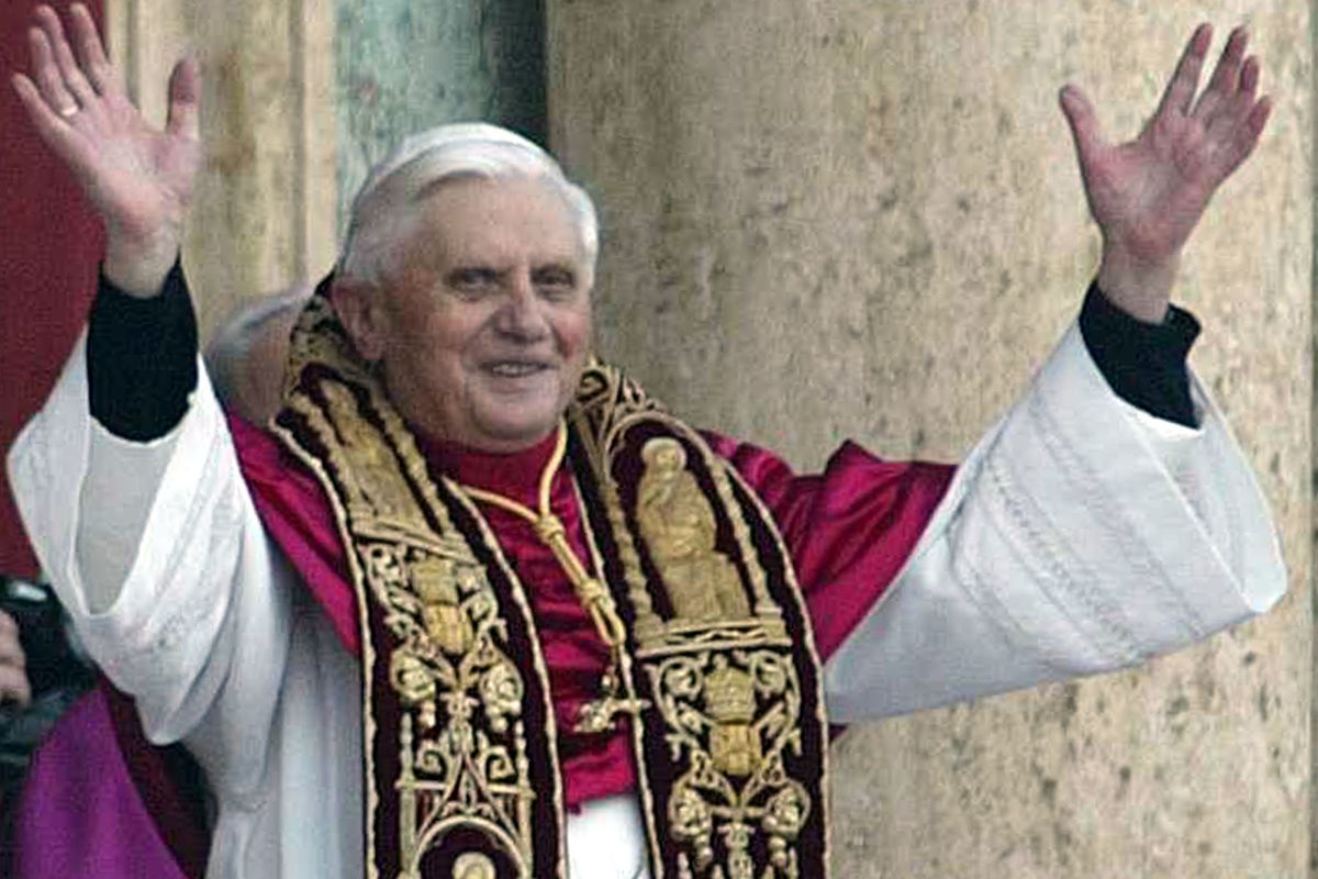 Fango su due Papi pur di demolire Viganò