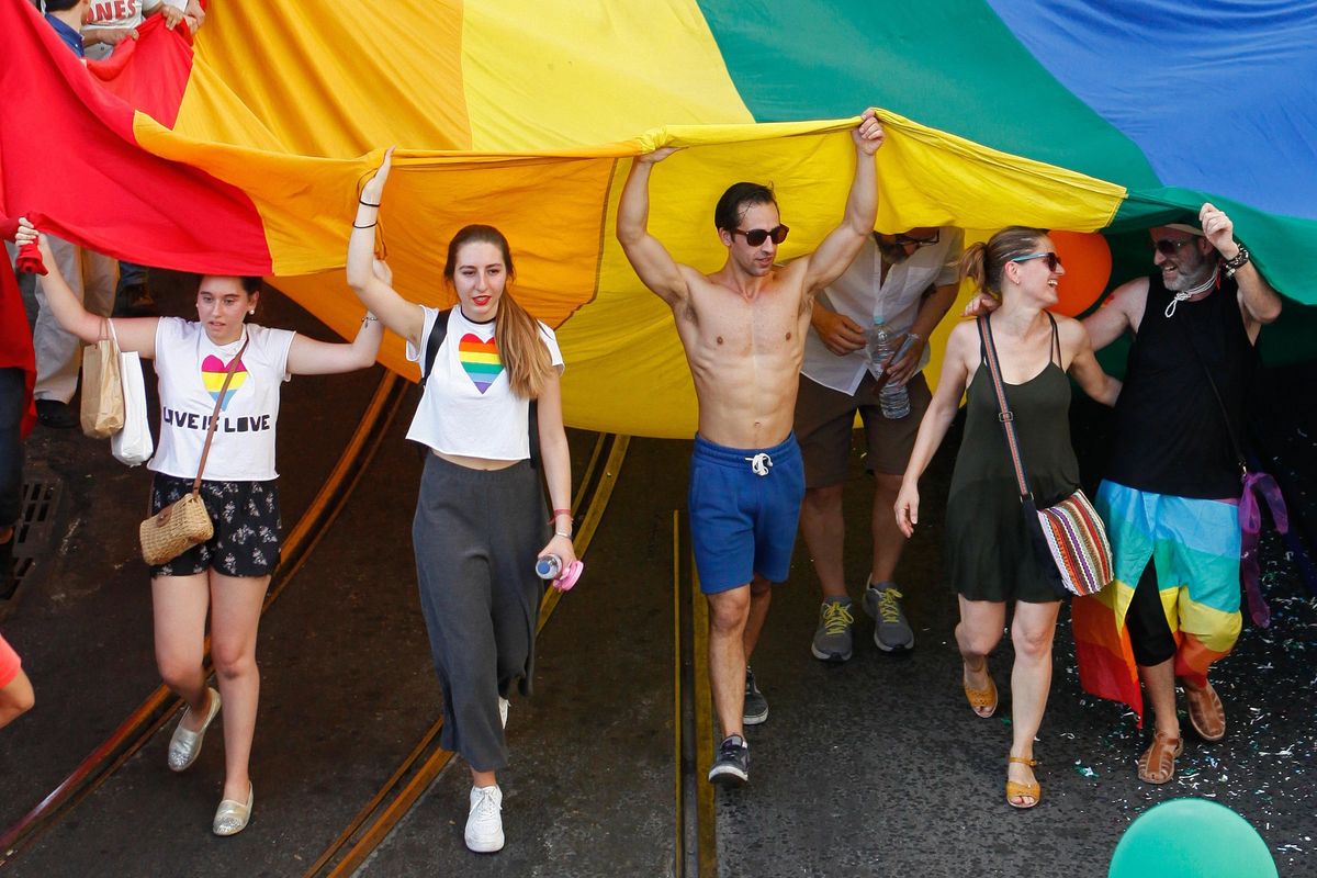 Donne lgbt contro «La Repubblica»: «L’utero in affitto non è altruismo»