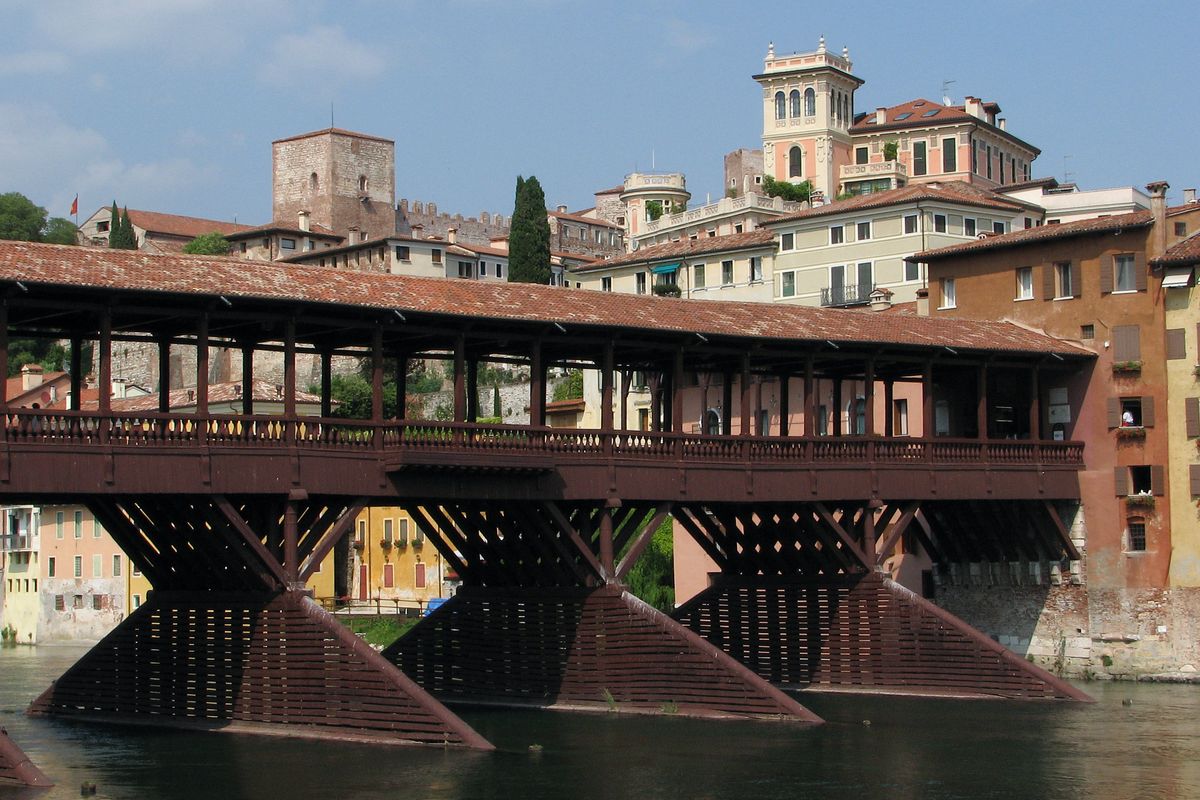 Le piene fanno tremare il ponte di Bassano