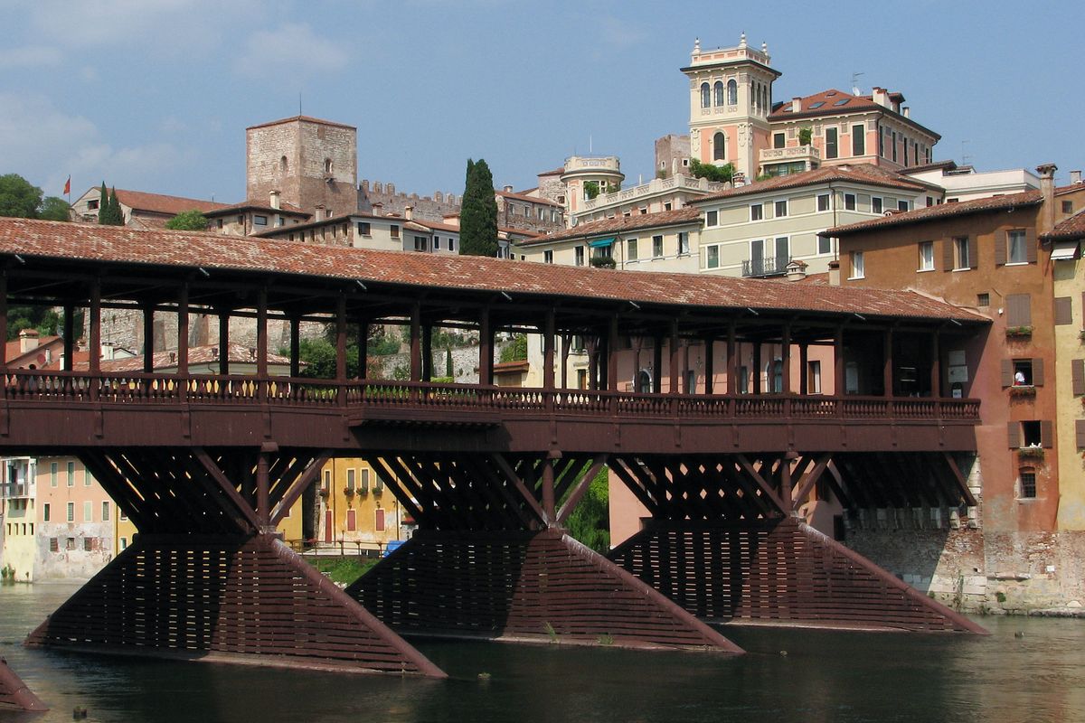 Le piene fanno tremare il ponte di Bassano