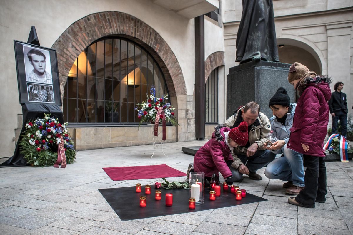 Un ragazzo torcia umana in piazza preannunciò la fine del comunismo
