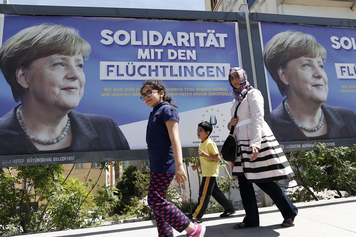 Messa alle strette dalla destra, la Merkel vuol riempirci di migranti