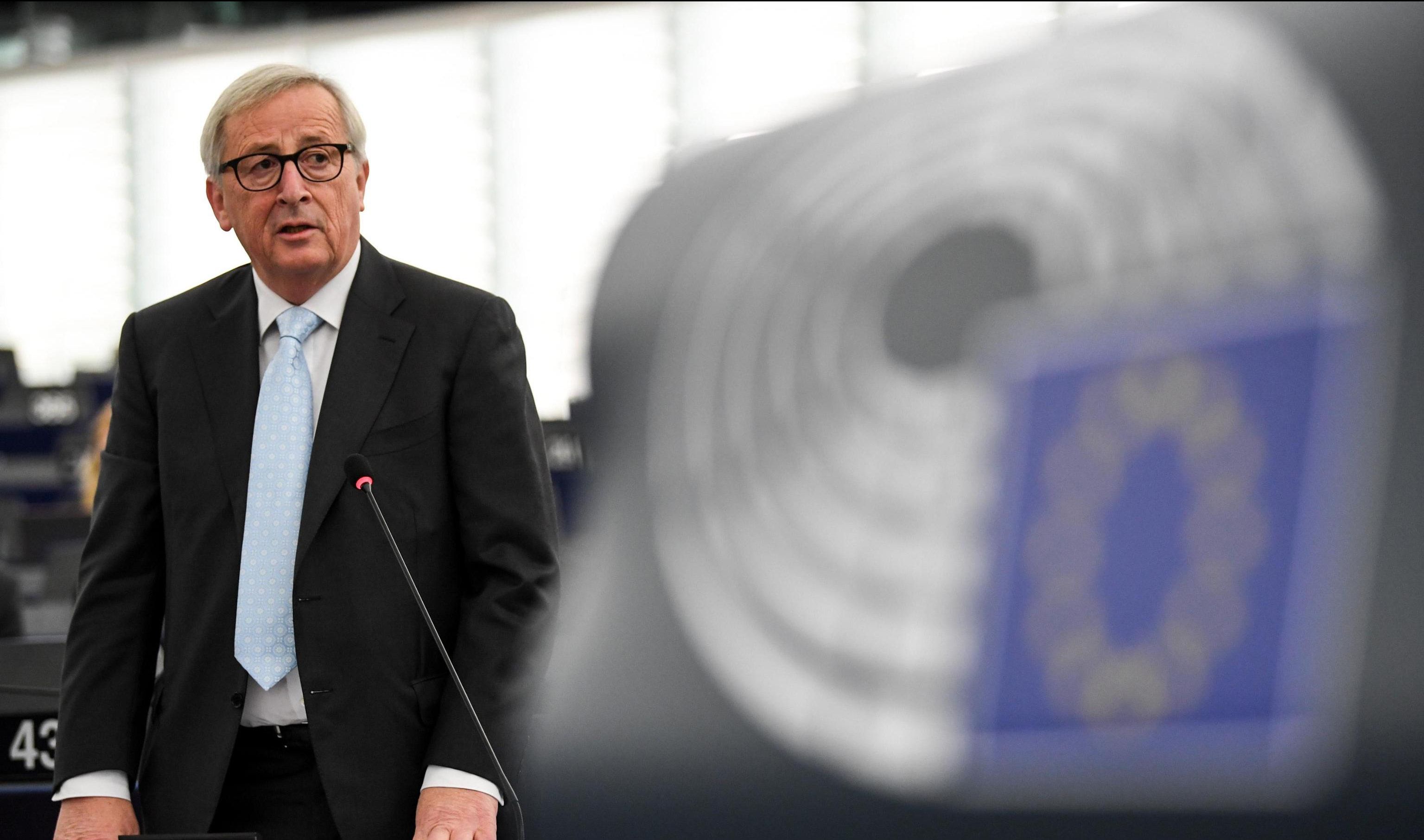 L’Ue aumenta le spese militari, poi ci bastona