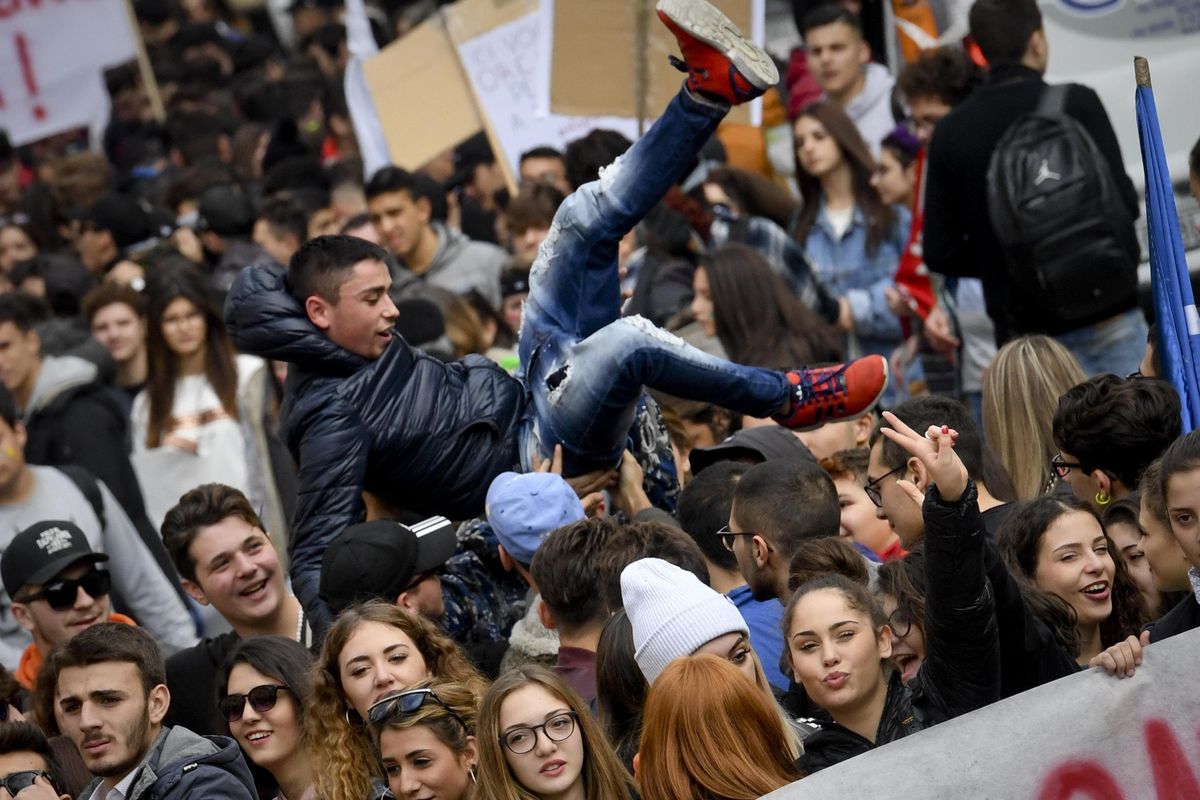 Alunni violenti e genitori complici sono il frutto di un’identità marcita