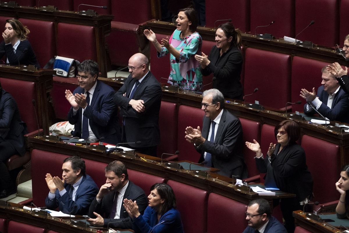 La manovra arriva in Parlamento accompagnata da nuove minacce Ue