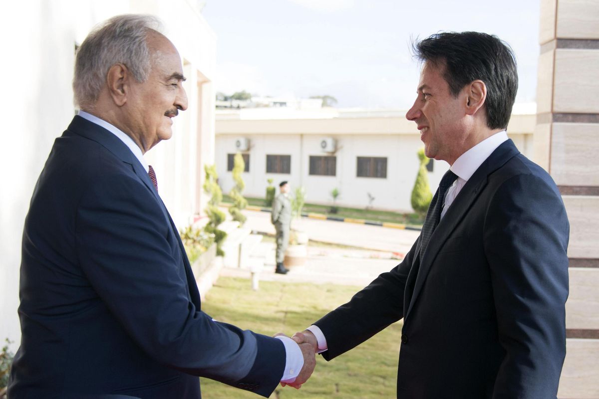 Haftar dice sì a Conte, sarà alla conferenza di Palermo sulla Libia. E ora Macron rosica