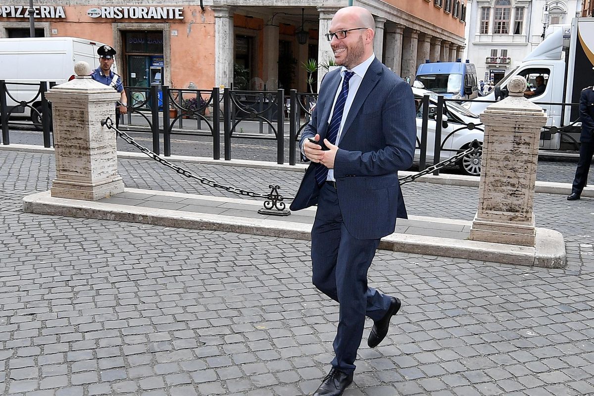 Lorenzo Fontana: «I figli di coppie gay? Si rispetti la legge, no all’utero in affitto»