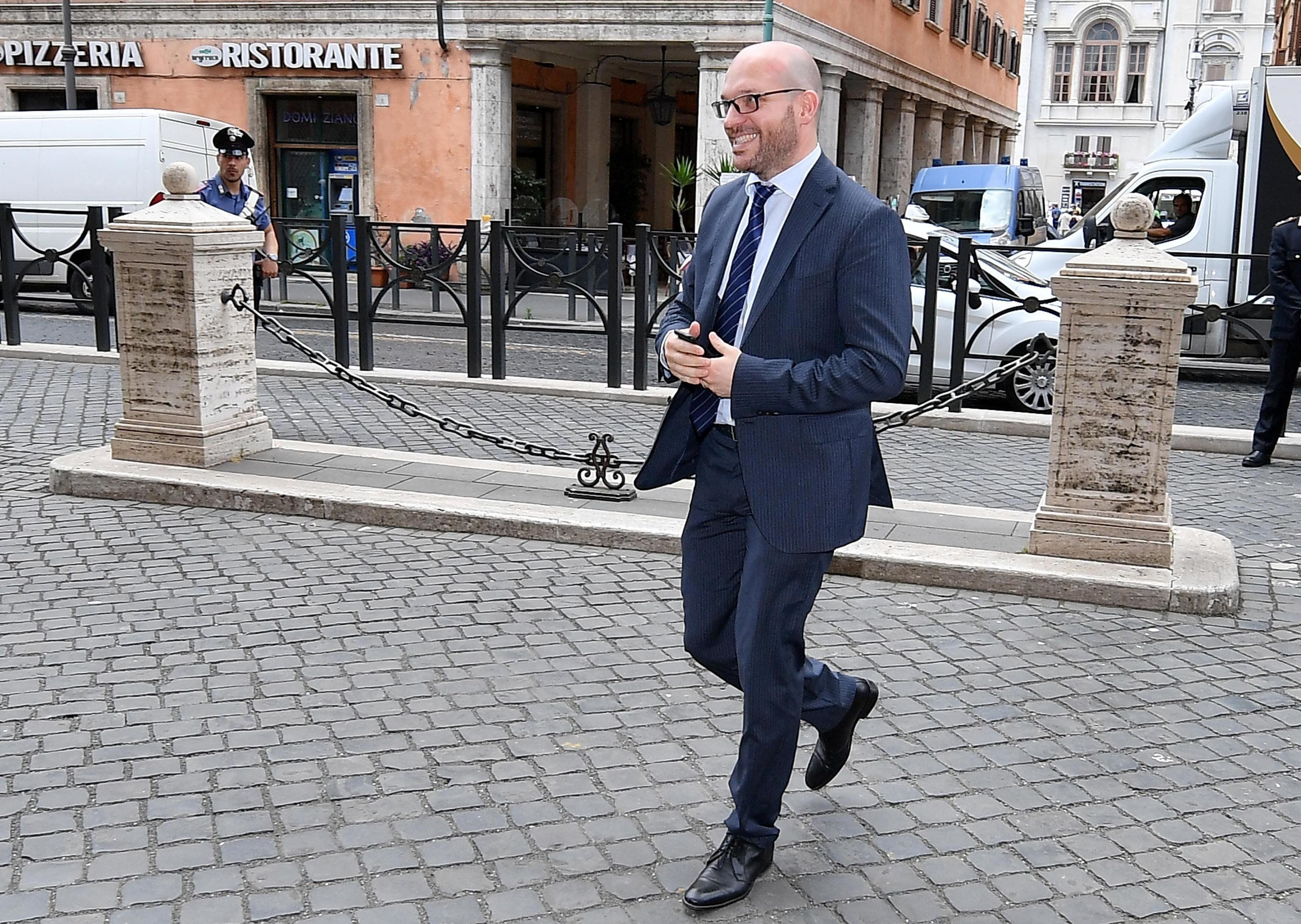 Lorenzo Fontana: «I figli di coppie gay? Si rispetti la legge, no all’utero in affitto»