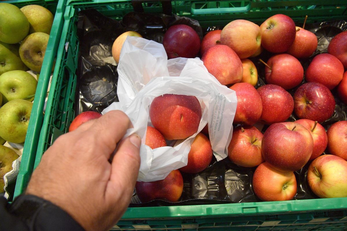 Le trappole Ue uccidono l’agricoltura, e noi paghiamo la frutta a peso d’oro