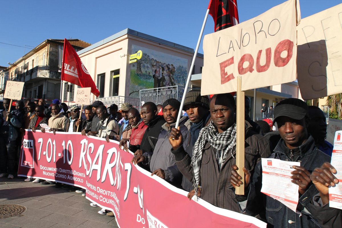 I lavoratori stranieri sostituiscono i nostri