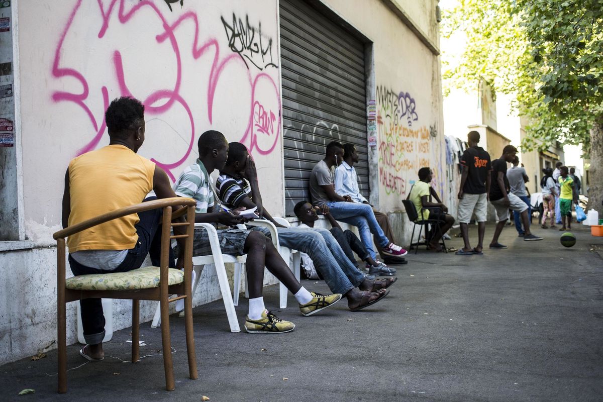 Governo pazzo chiede più immigrati: «Ci abbassano il debito pubblico»