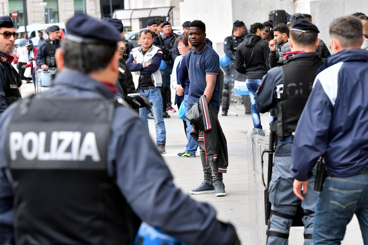 Gli immigrati «risorse» di Milano: in una notte 4 rapine e 2 omicidi