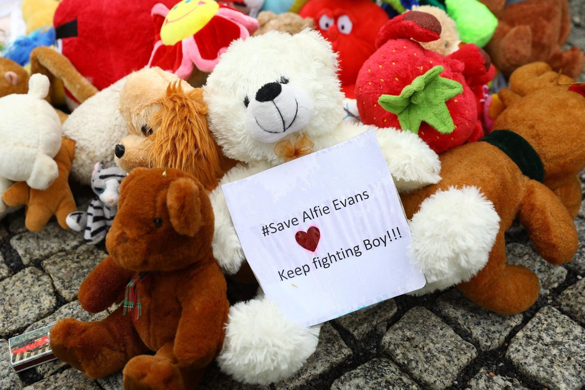 Alfie, il piccolo che non vuole morire ha dato una lezione a giudici e medici