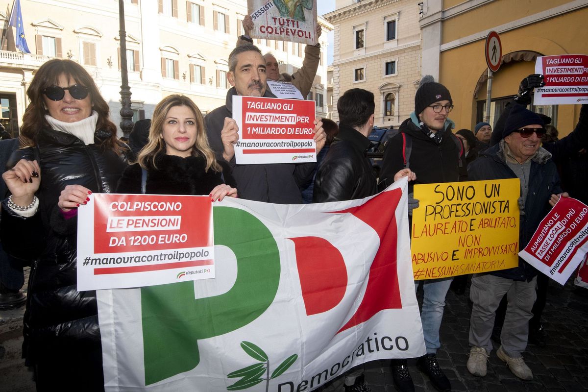 La sinistra in piazza piange sul degrado che ha prodotto lei