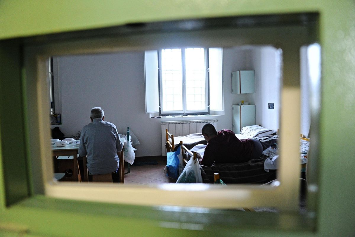 «Spostare subito i detenuti violenti». Sugli attacchi agli agenti è linea dura