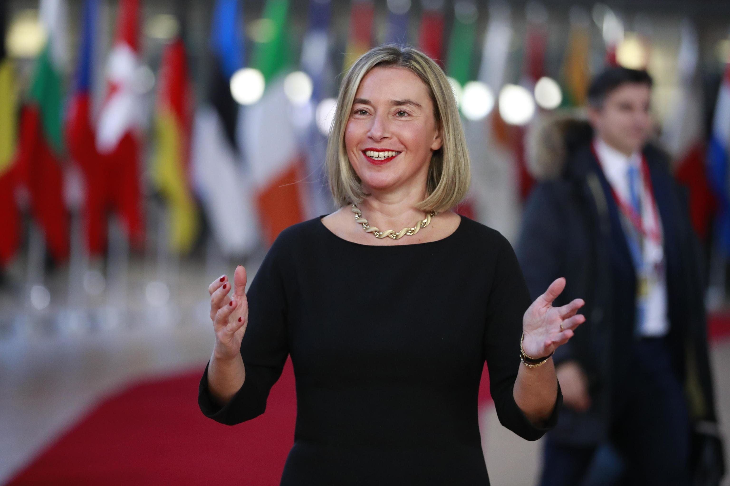 È una donna e si è inchinata all’islam: Mogherini verso il Nobel per la Pace