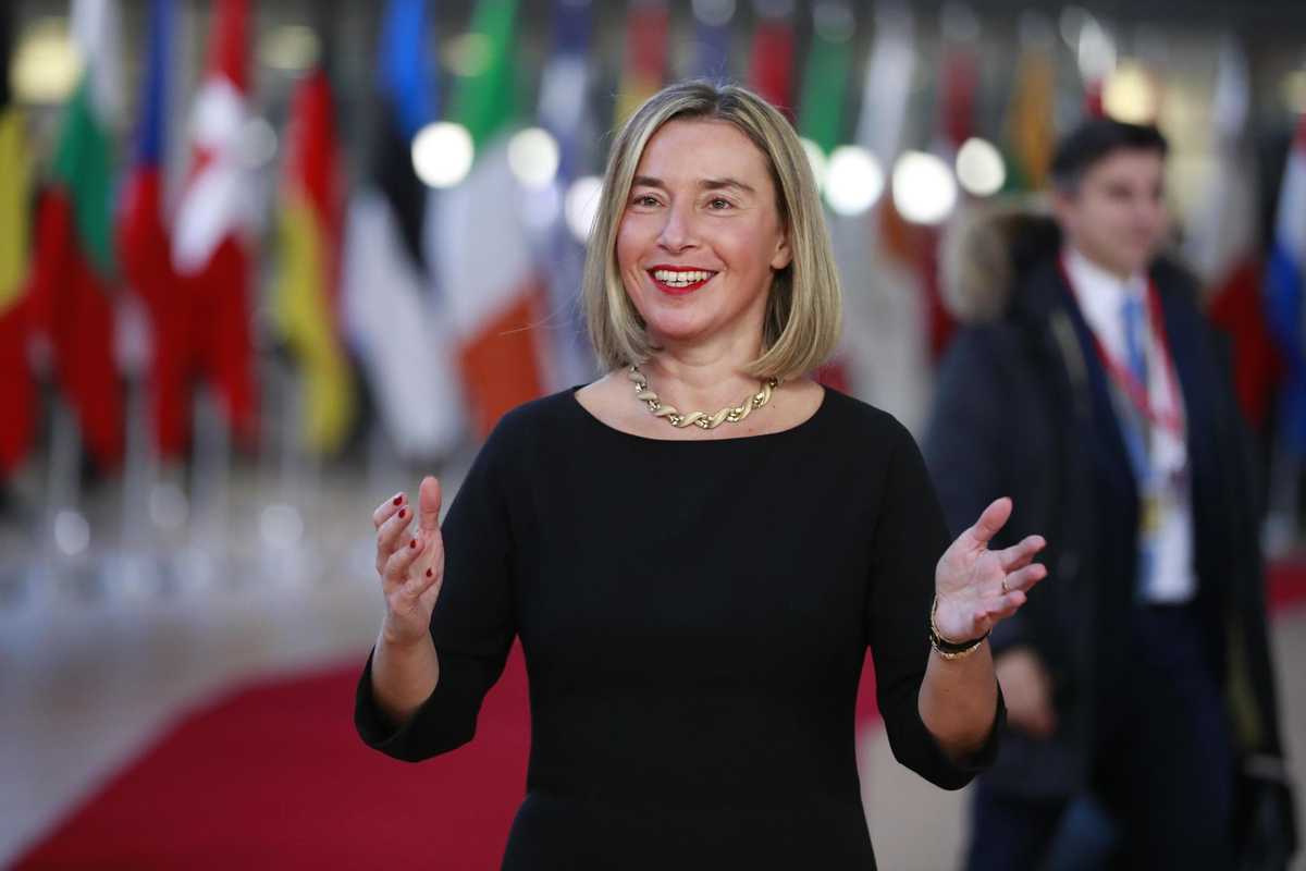 È una donna e si è inchinata all’islam: Mogherini verso il Nobel per la Pace