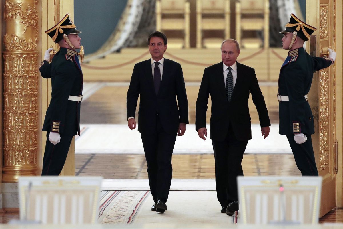 Alleanza al Cremlino, Conte va da Putin a parlare della Libia: tutto passa dall’Eni