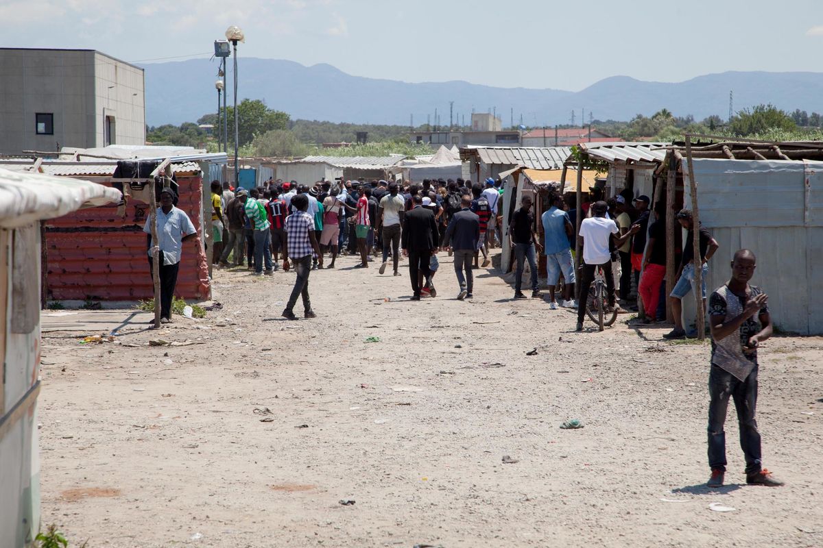 Il vescovo tifa sostituzione etnica: «L’Italia senza immigrati sparisce»