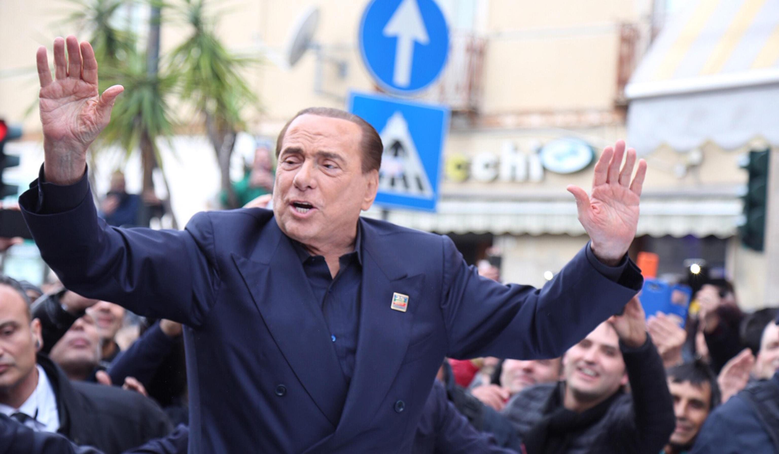 Berlusconi ci mette qualche pezza: «Mai detto di governare con il Pd»