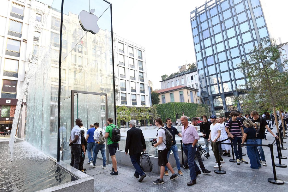 La processione dei fedeli digitali nel nuovo santuario Apple di Milano