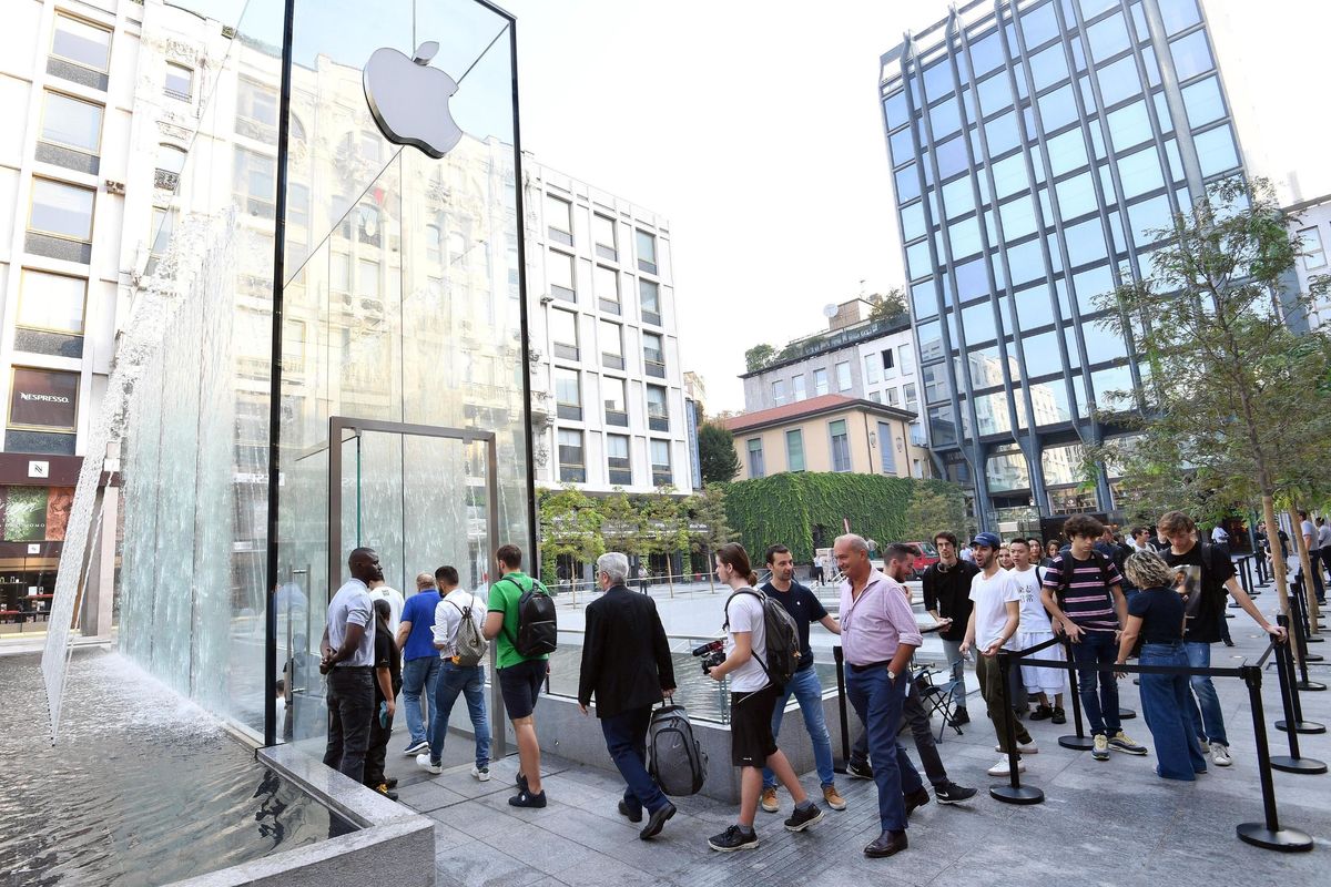 La processione dei fedeli digitali nel nuovo santuario Apple di Milano
