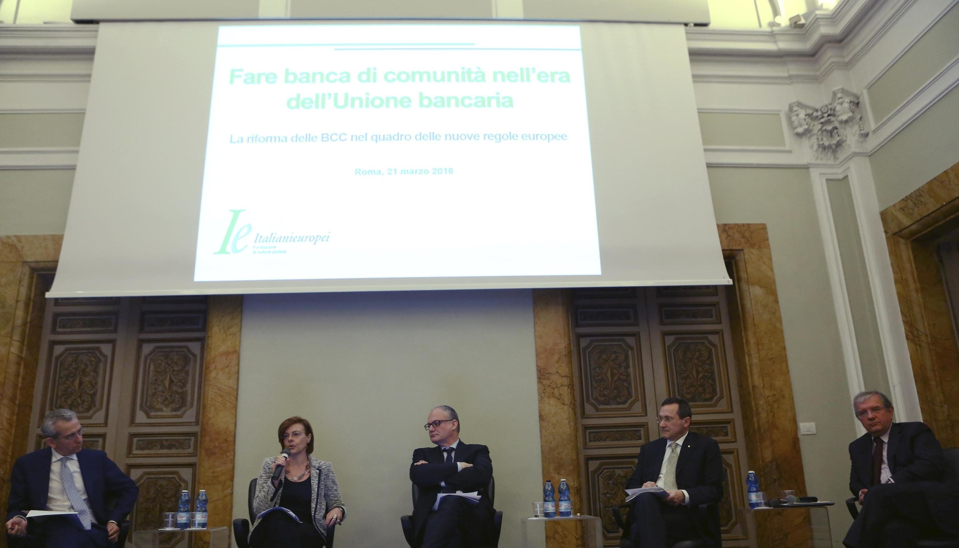 Sospesa la riforma Renzi delle Bcc. Sei mesi per provare a smontarla