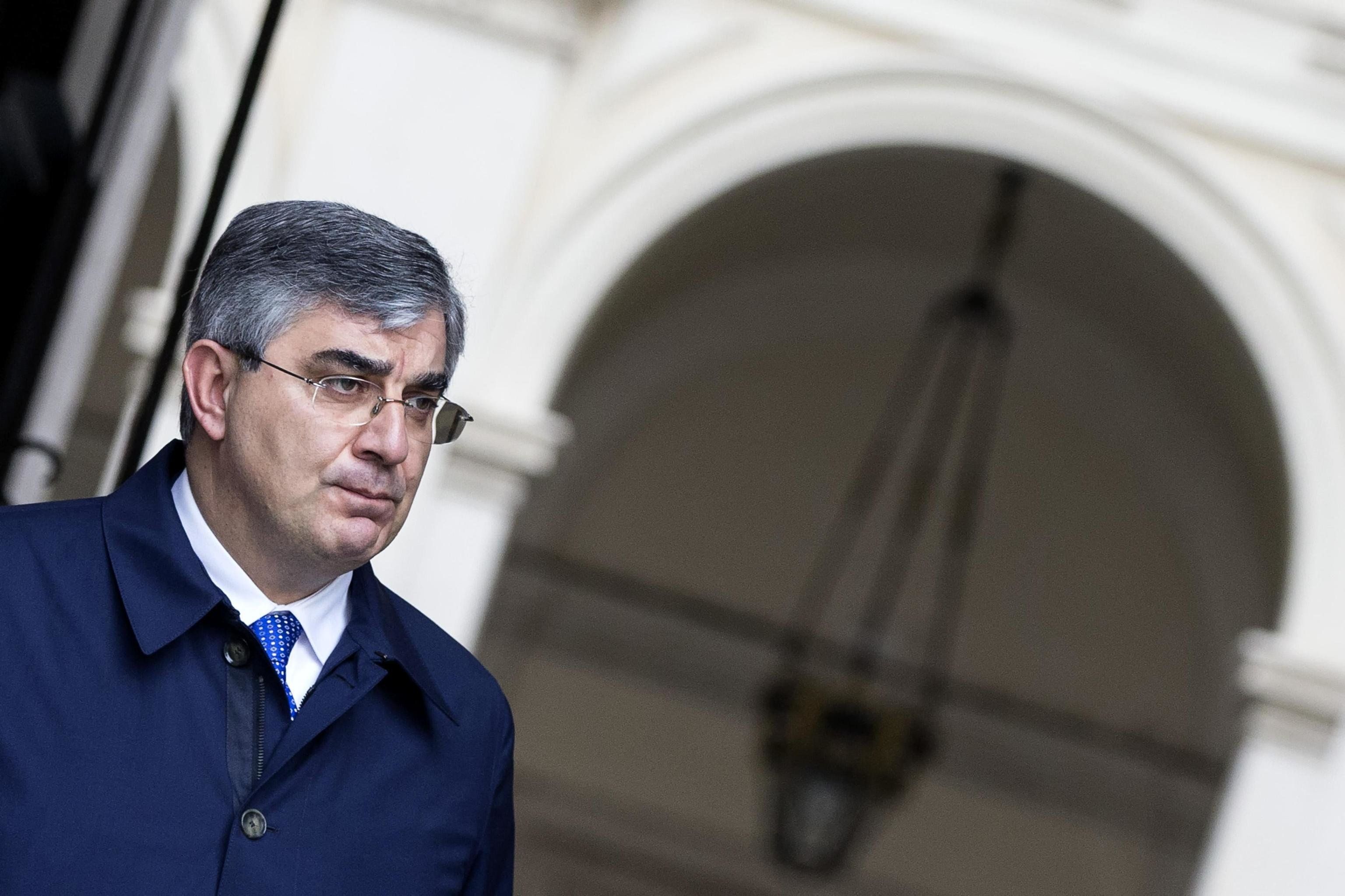 Il tribunale incolla a due poltrone il governatore pd che fa il senatore