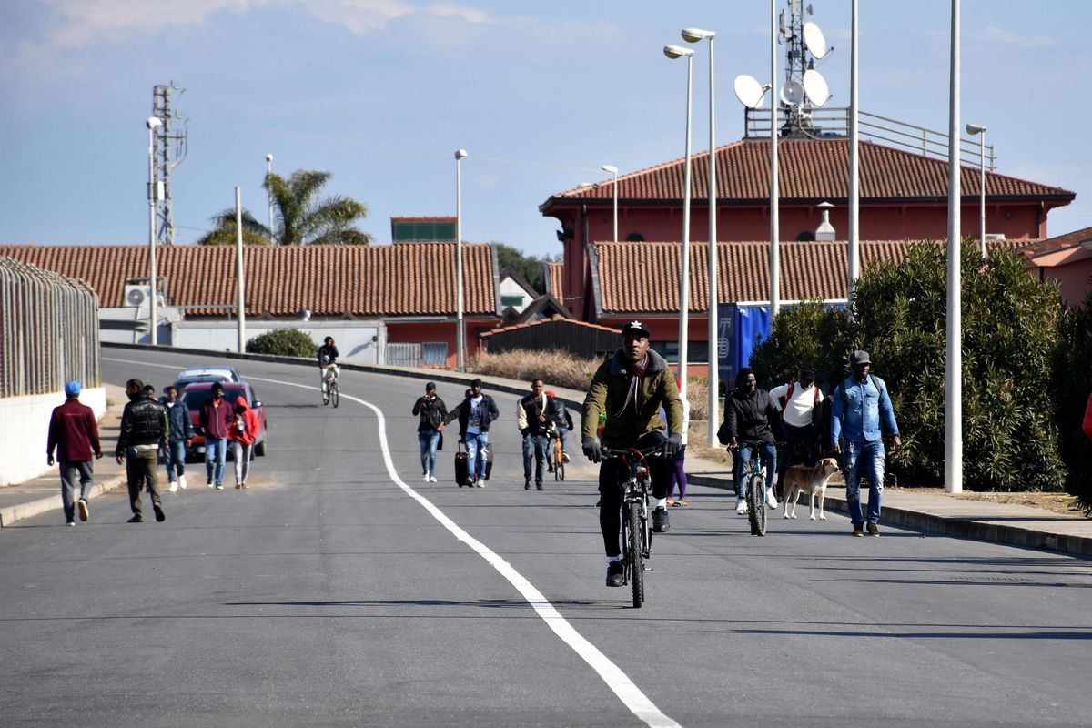 Accoglienza imposta e mai visto un soldo: albergatore rovinato