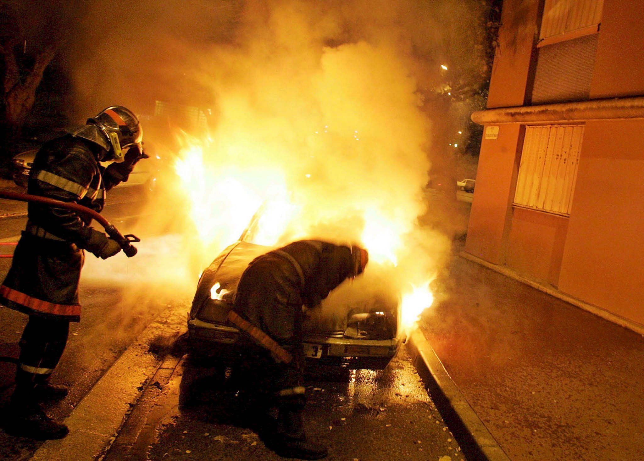 Guerriglia urbana e scontri etnici: per una donna velata Tolosa è in fiamme
