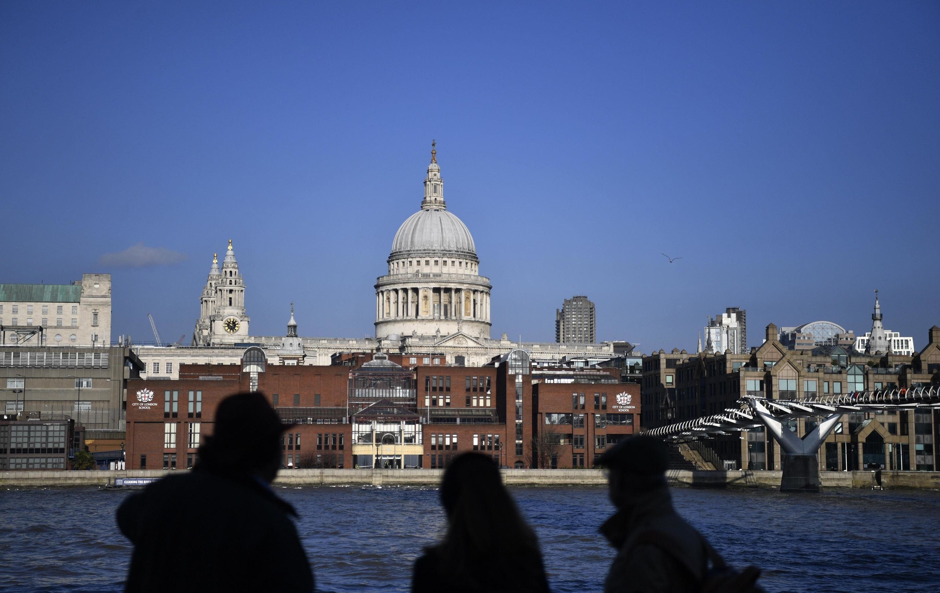 Londra vieta di pregare vicino alla cattedrale