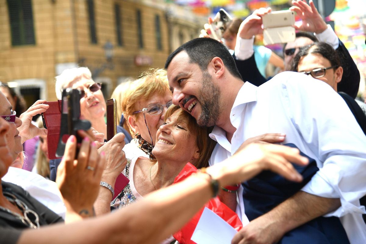Chi sta tra la gente fa impazzire il Palazzo
