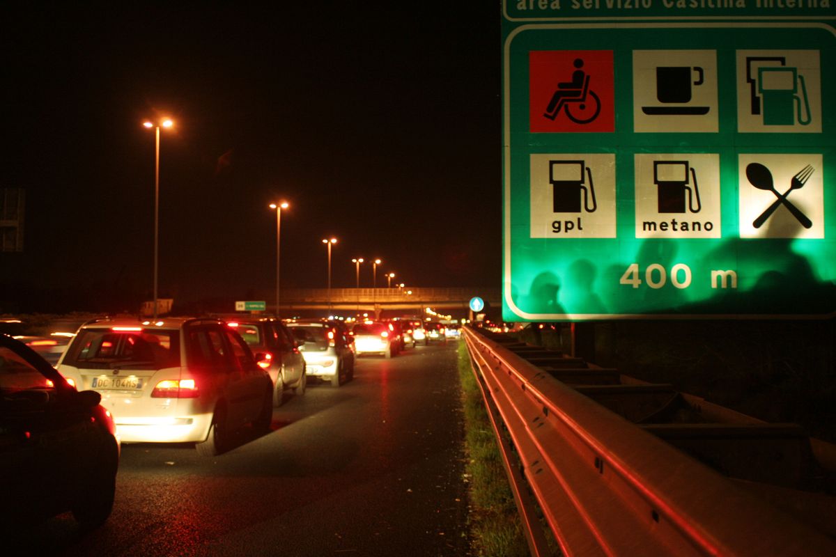 Vendite di benzina in autostrada a -62%. Colpa delle royalty per i concessionari