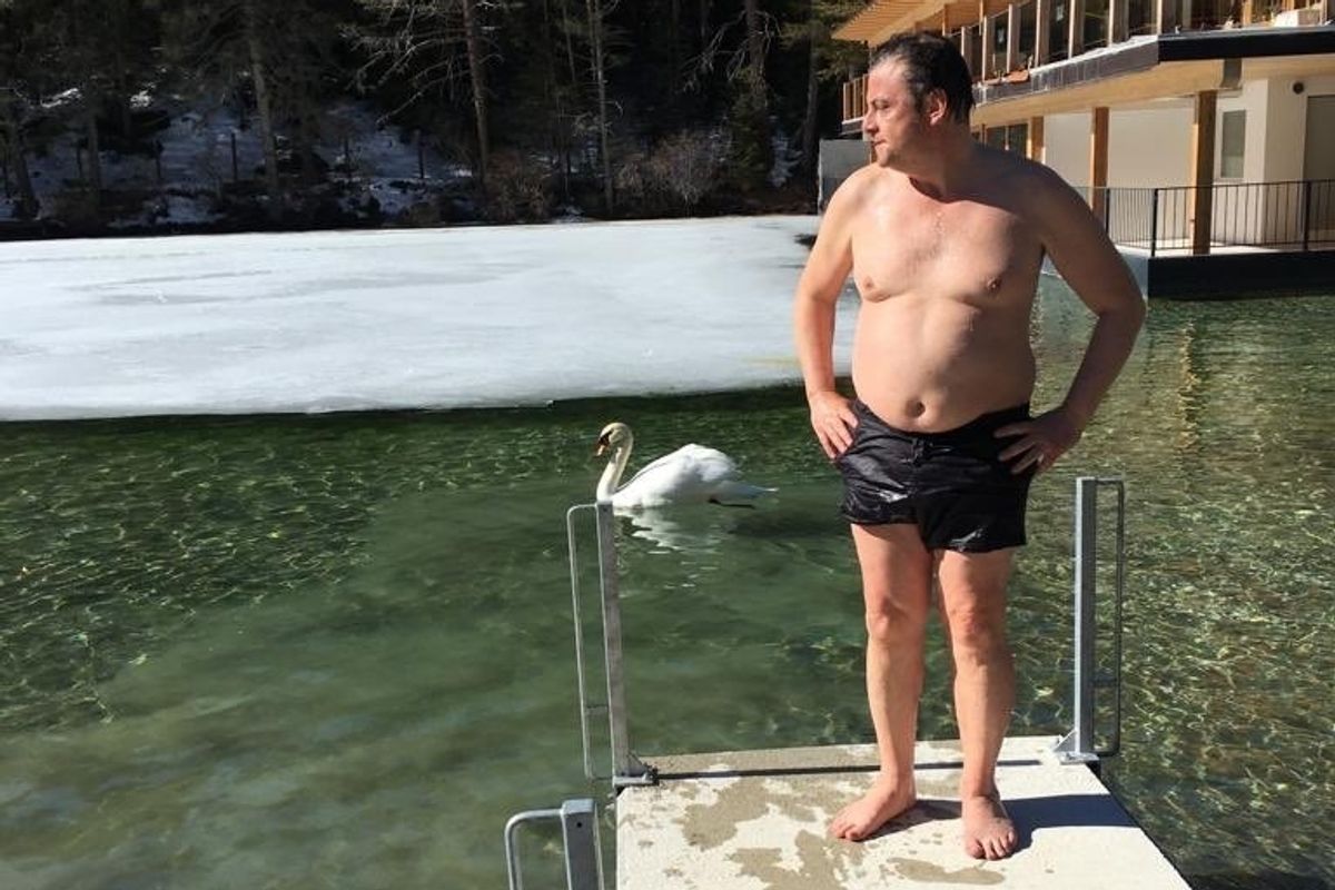 Per dimostrare che esiste il «competente», Calenda si fa ridere dietro da tutti