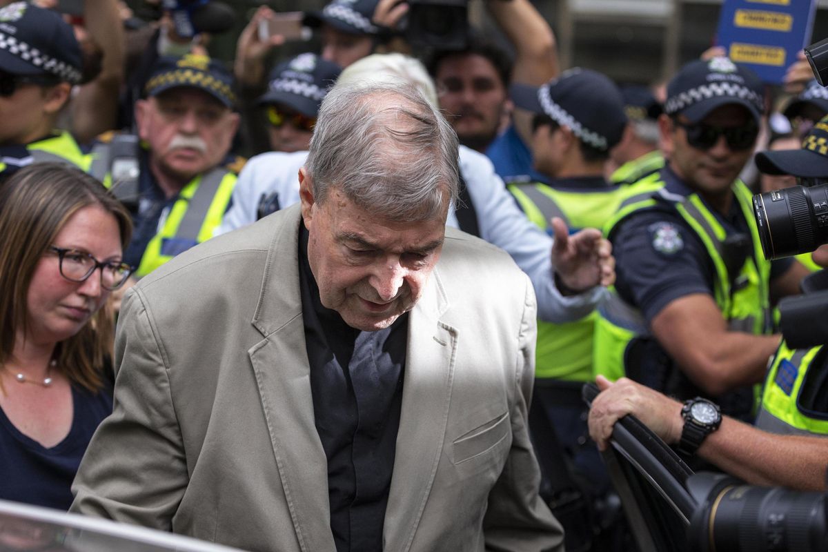 «Il cardinale Pell è un pedofilo». Il tesoriere del Papa rischia 50 anni