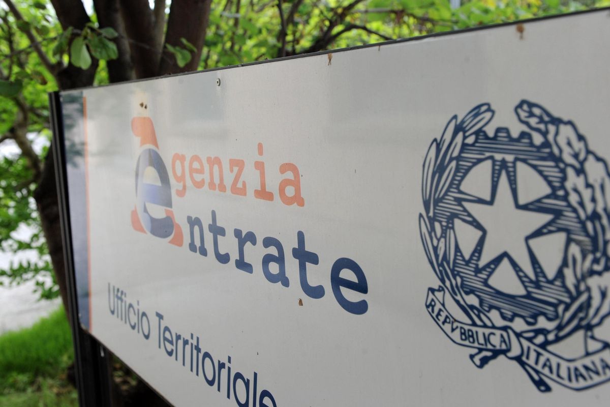 Le insegne della nuova Agenzia delle entrate sono troppo simili a quelle vecchie: contribuenti confusi e attese interminabili