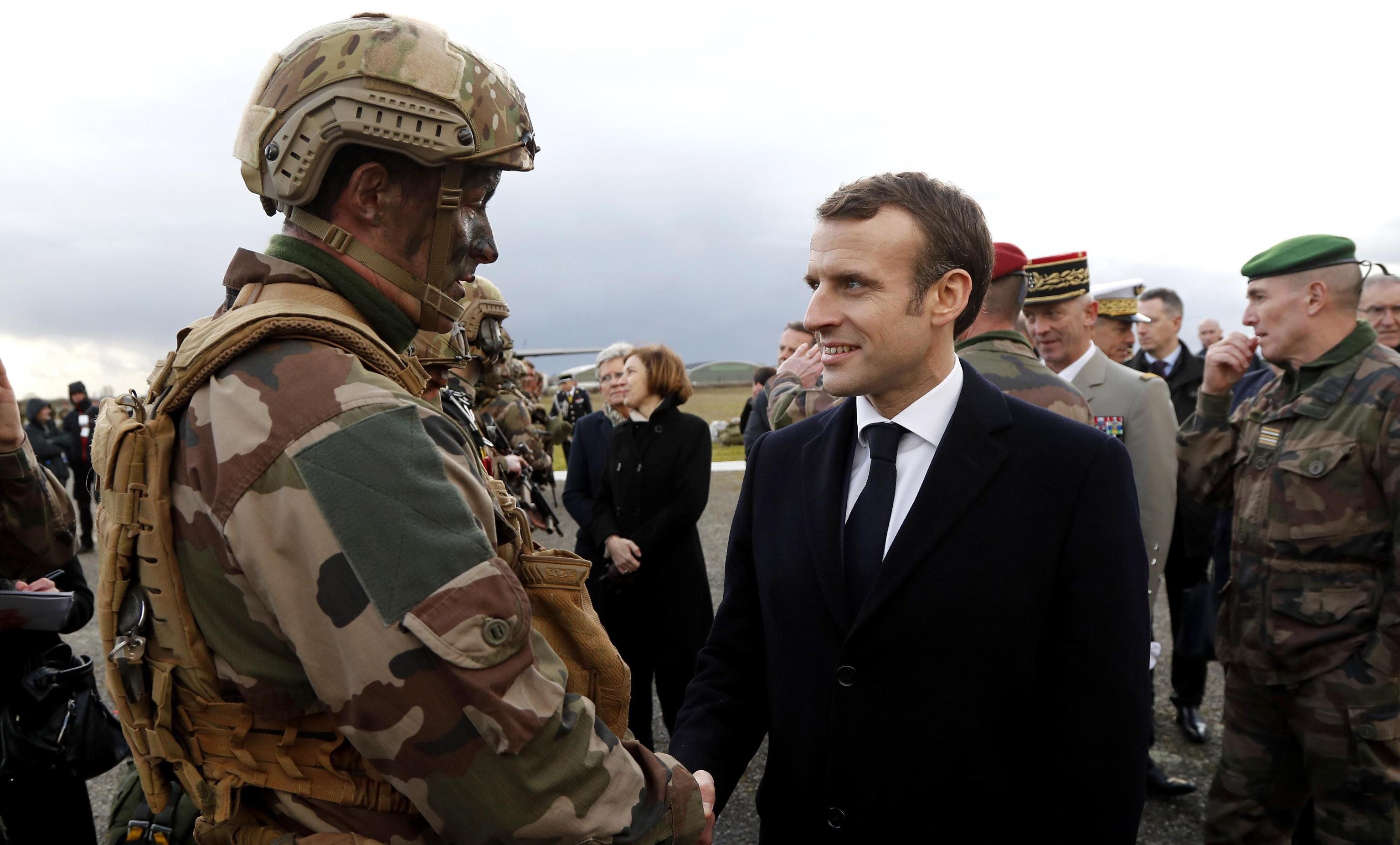 «Micron» si traveste da Sarkozy e la Mogherini batte in ritirata