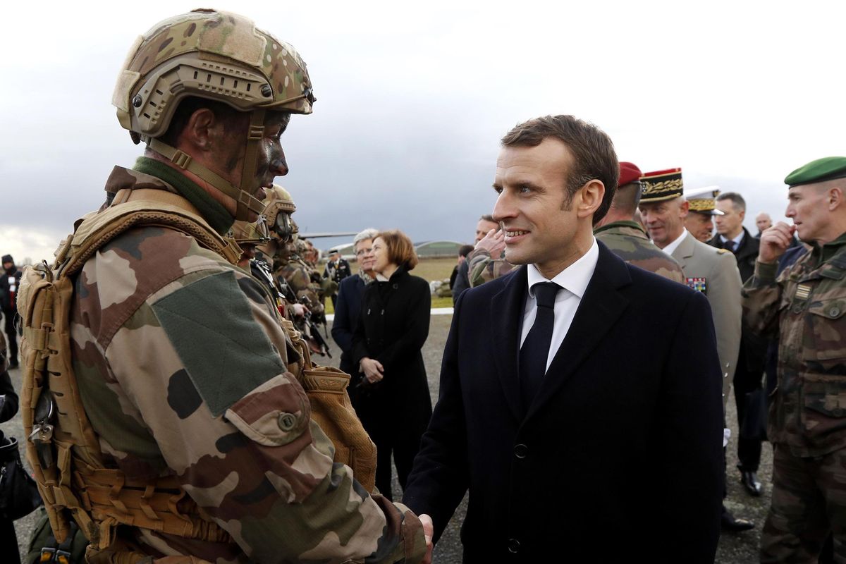 «Micron» si traveste da Sarkozy e la Mogherini batte in ritirata