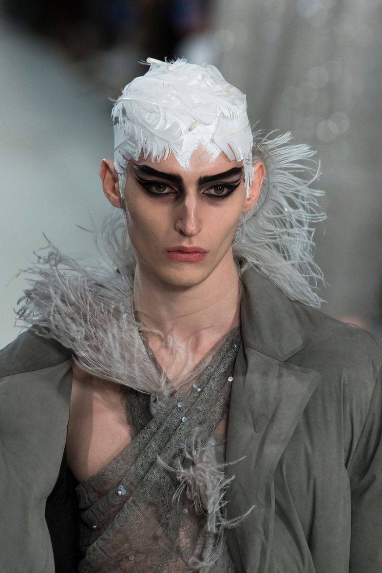skuffet amerikansk dollar platform Breaking Beauty: Margiela's "Black Swan" Spirit at Paris Fashion Week -  PAPER