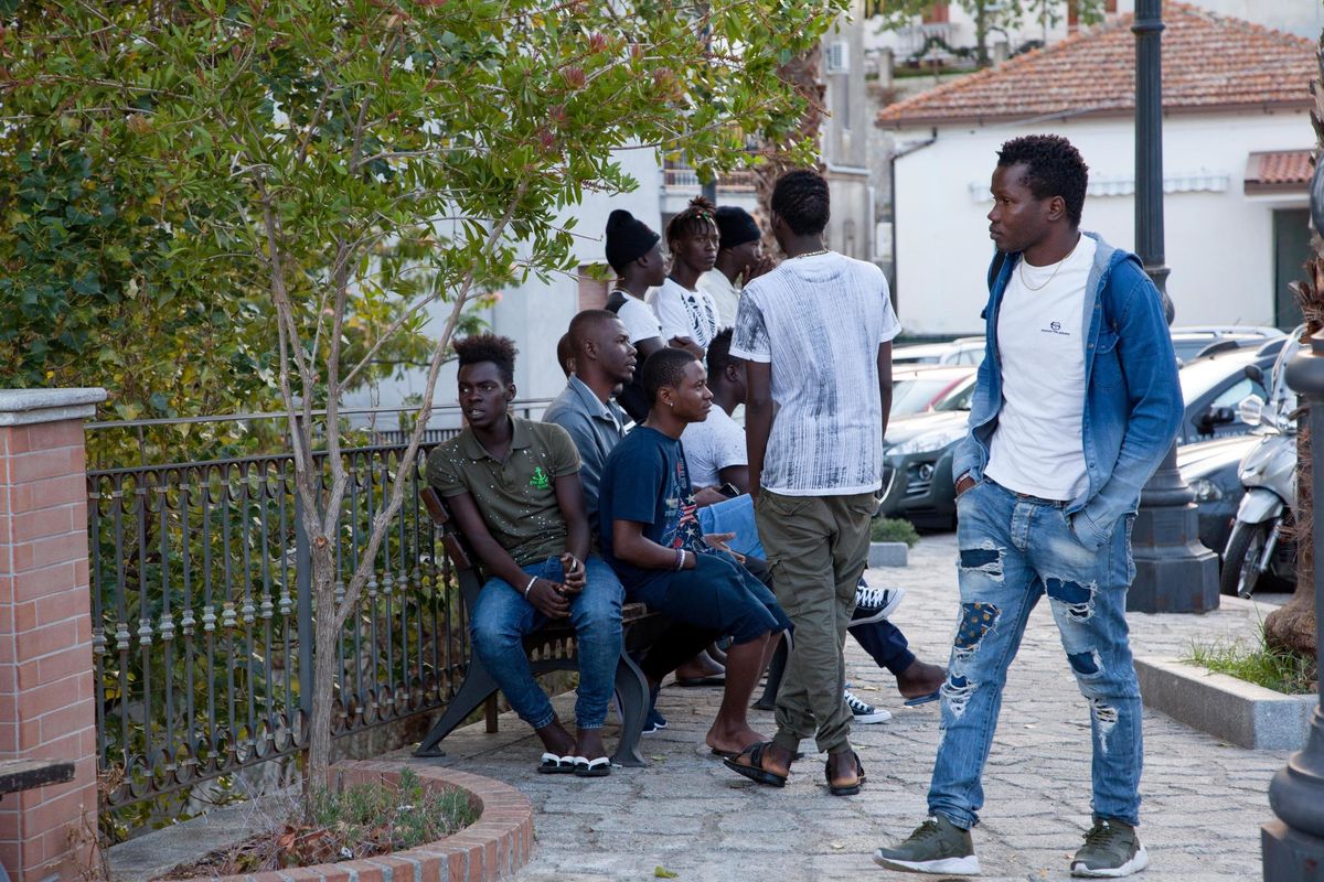 Ora il modello illegale di Riace fa proseliti