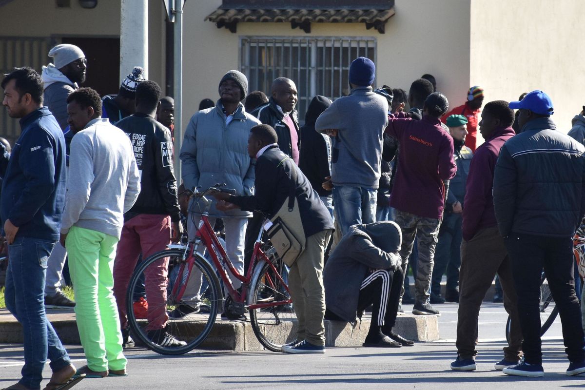 Dalle violenze sessuali agli omicidi. Centri per immigrati allo sbando