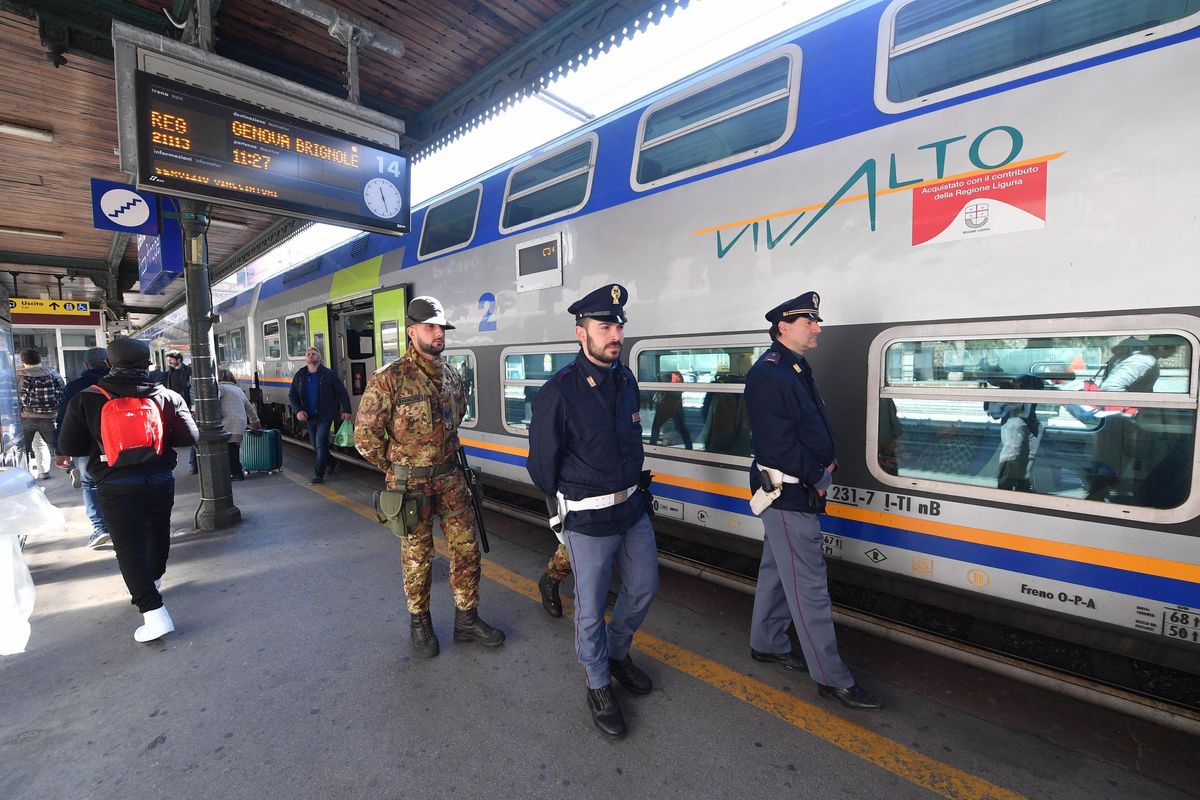 Pattuglioni di poliziotti sui treni. Negozi etnici, chiusura alle 21