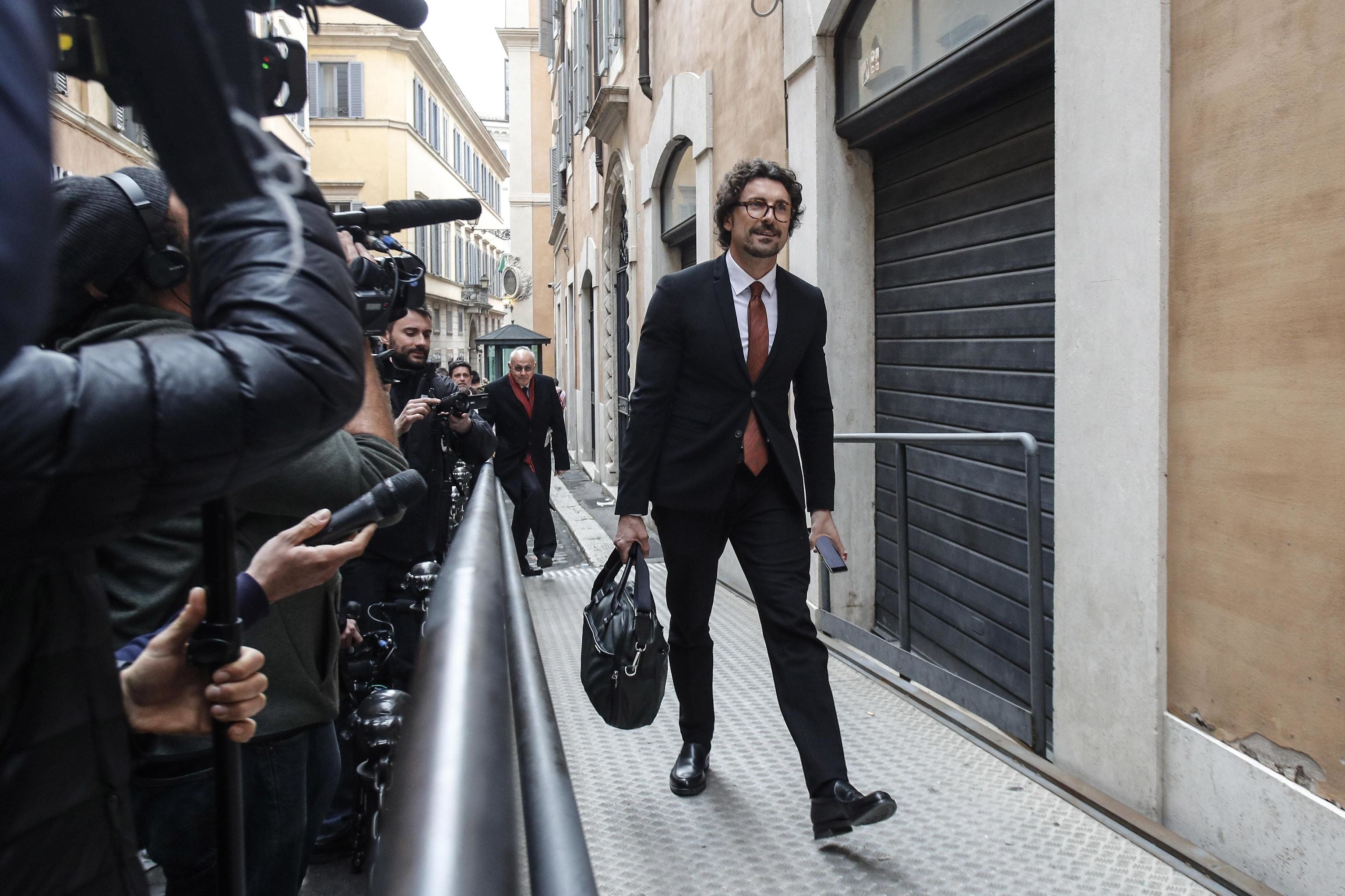 I sogni a 5 stelle su Alitalia. Un ministro punta all’estero l’altro vuole nazionalizzarla