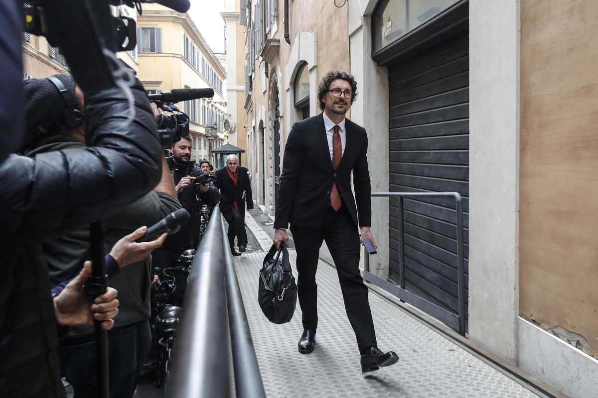 I sogni a 5 stelle su Alitalia. Un ministro punta all’estero l’altro vuole nazionalizzarla