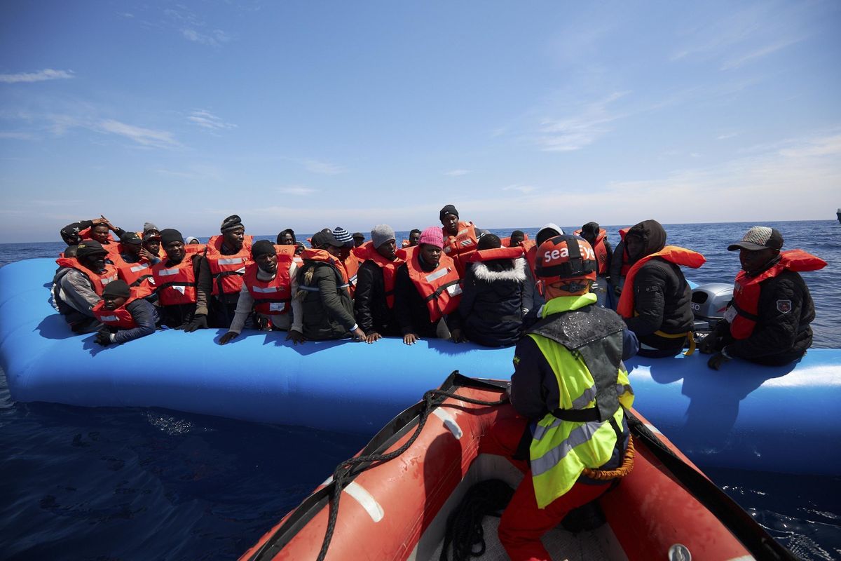 I migranti rifiutano lo sbarco e Salvini augura buon viaggio