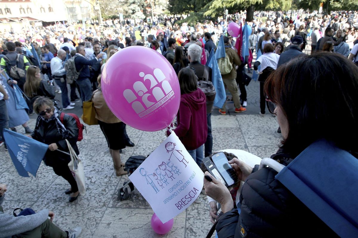 Il giornale dei vescovi difende le famiglie. Quelle degli immigrati