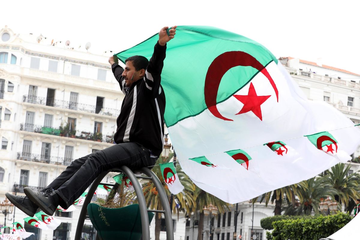 La Francia punta sulla Libia perché teme di perdere l'Algeria. Rischio altra ondata di migranti