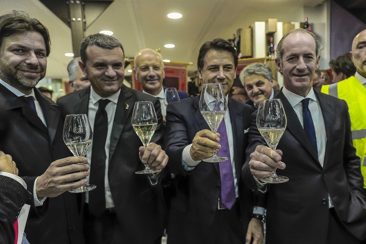 Il ministro Centinaio al Vinitaly: «Malcontento imprenditori? Il settore è in crescita»